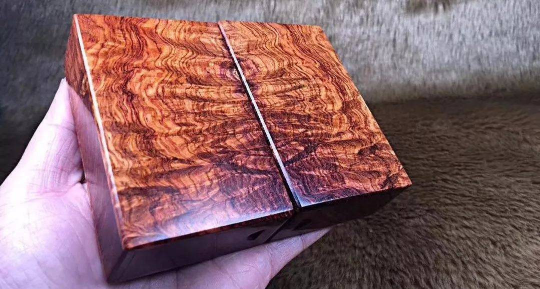 Theo các tư liệu lịch sử, từ thời nhà Minh đến thời hiện đại, hoàng hoa lê Hải Nam luôn được xếp ngang hàng với gỗ đàn hương đỏ nổi tiếng của Ấn Độ.