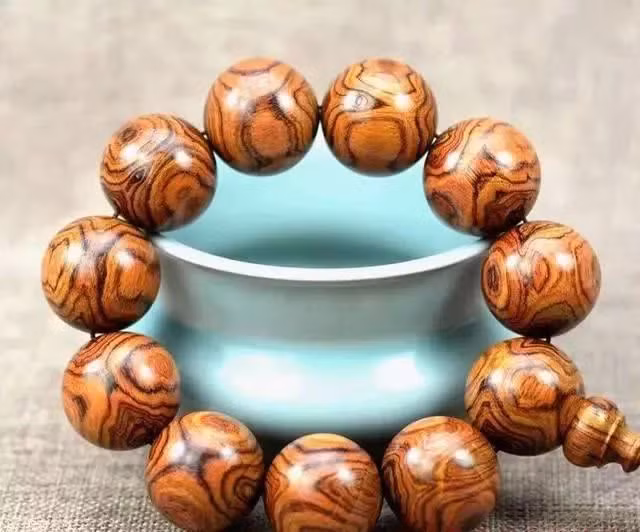 Giá trị của loại gỗ quý hiếm này không chỉ nằm ở tuổi đời và kích thước mà còn bởi những đặc tính quý hiếm như vân gỗ đẹp mắt, độ cứng cao, khả năng chống mối mọt và đặc biệt là giá trị y học truyền thống được ghi nhận từ lâu đời.