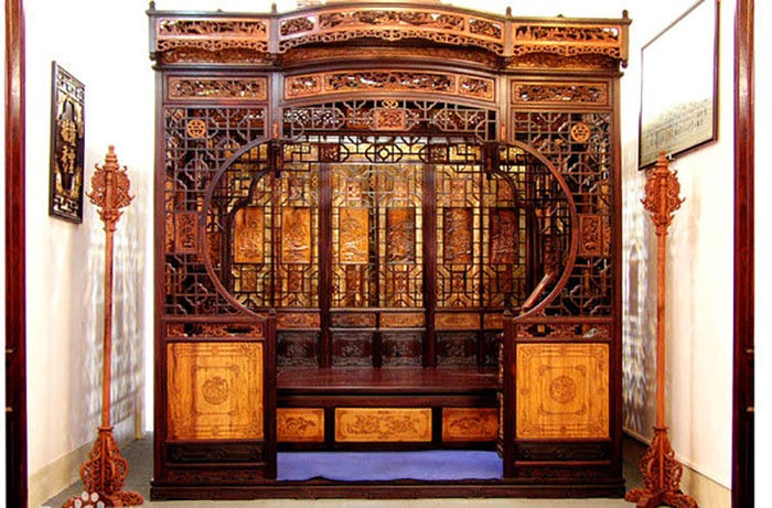 Gỗ của cây này có màu sắc vàng óng ánh, vân gỗ xoắn ốc độc đáo, tạo nên những sản phẩm nội thất vô cùng sang trọng và quý phái. Bên cạnh đó, trong y học cổ truyền, hoàng hoa lê được sử dụng để làm thuốc chữa bệnh, giúp tăng cường sức khỏe và kéo dài tuổi thọ.