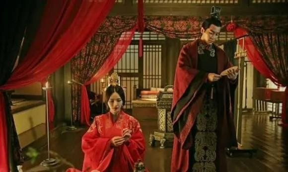 Tiếp đến là cuộc hôn nhân giữa Lưu Bị và Tôn phu nhân. Khi ấy Tôn Quyền và Chu Du chỉ là nói chơi để dụ Lưu Bị vào bẫy. Kết quả thành "chữa lợn lành thành lợn què", bị thua mất “Tôn Phu Nhân” lại còn bị tổn hao binh lực. Theo lẽ thường, cách nhau những 30 tuổi rất khó có thể liên hôn nhưng vì chính trị, cả hai đã kết hôn.