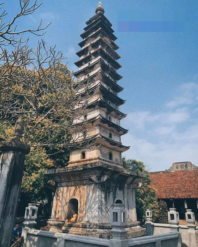  Chùa Phổ Minh có quy mô rộng lớn, gồm nhiều hạng mục kiến trúc khác nhau, nổi bật là tháp Phổ Minh. Đây là ngôi chùa tháp lớn nhất, cổ nhất còn nguyên vẹn của Việt Nam hiện tại. Tháp Phổ Minh có 14 tầng và cao 19,51m.