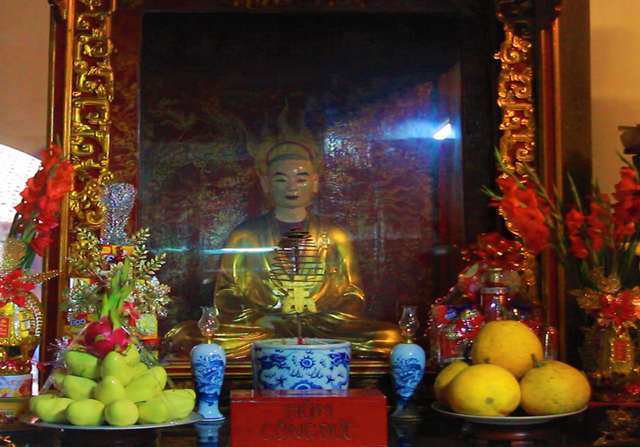 Kể từ khi được xây dựng đến nay, chùa Phổ Minh đã trải qua nhiều lần trùng tu. Từ 1533 – 1592, chùa Phổ Minh được công chúa Mạc Ngọc Lâm phát tâm tua sửa cảnh chùa. Dù trải qua nhiều lần tu sửa, song chùa Phổ Minh vẫn giữ được dáng vẻ, quy mô bề thể cả về nội thất và ngoại thất. Ảnh: Tượng Pháp Loa - Đệ Nhị Tổ Trúc Lâm