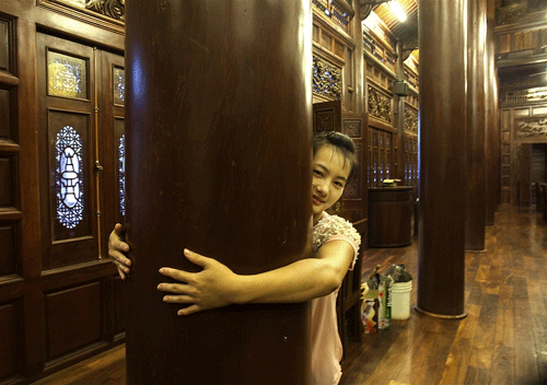 Tan muc ngoi nha san bang go lim lon nhat Viet Nam-Hinh-3