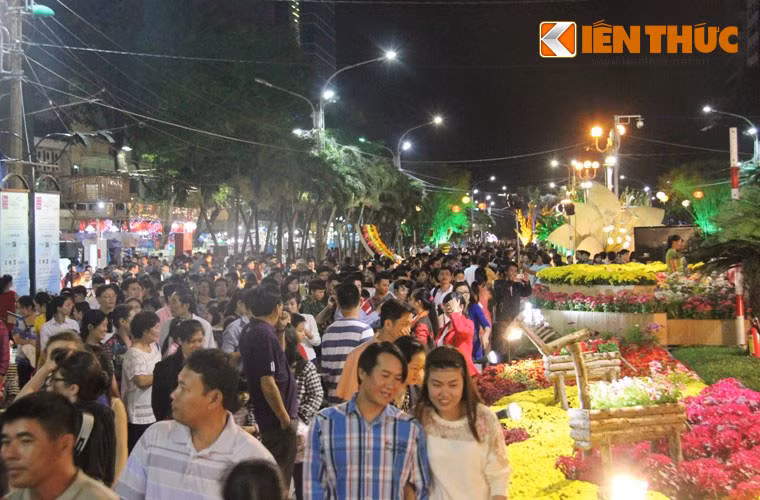 "Đường hoa Nguyễn Huệ", món ăn tinh thần truyền thống có từ hàng chục năm qua của người dân Sài Gòn mỗi độ xuân về Tết đến.