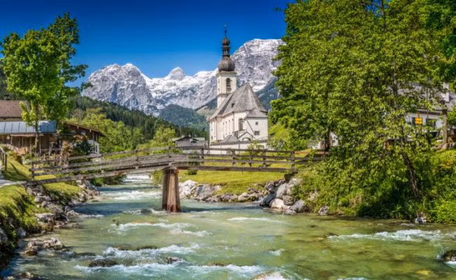 Thị trấn Ramsau cũng có nhiều hoạt động hấp dẫn phục vụ du khách như đi bộ khám phá, trượt tuyết, bơi lội, ngắm sao đêm hay thưởng thức ẩm thực và đồ uống đặc trưng của địa phương. Các nhà thờ ở đây có kiến trúc ấn tượng như trong truyện cổ tích.