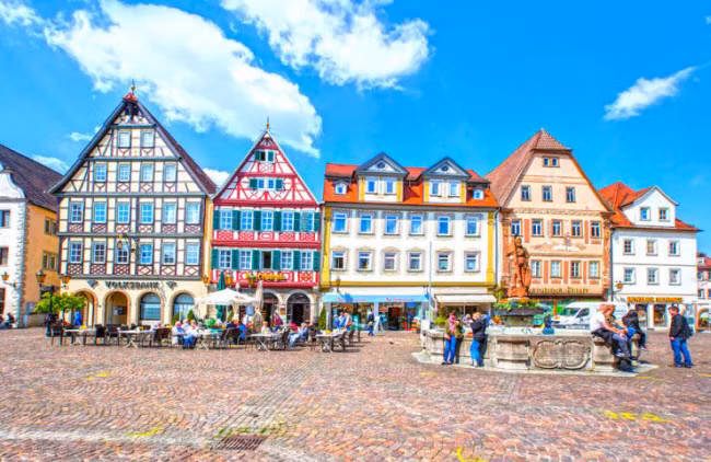 Chợ quảng trường ở thị trấn Bad Mergentheim gây ấn tượng với những ngôi nhà cổ nhiều màu sắc và không gian thanh bình. Lầu đài cổ Deutschordensschloss cũng là điểm đến hấp dẫn đối với du khách.
