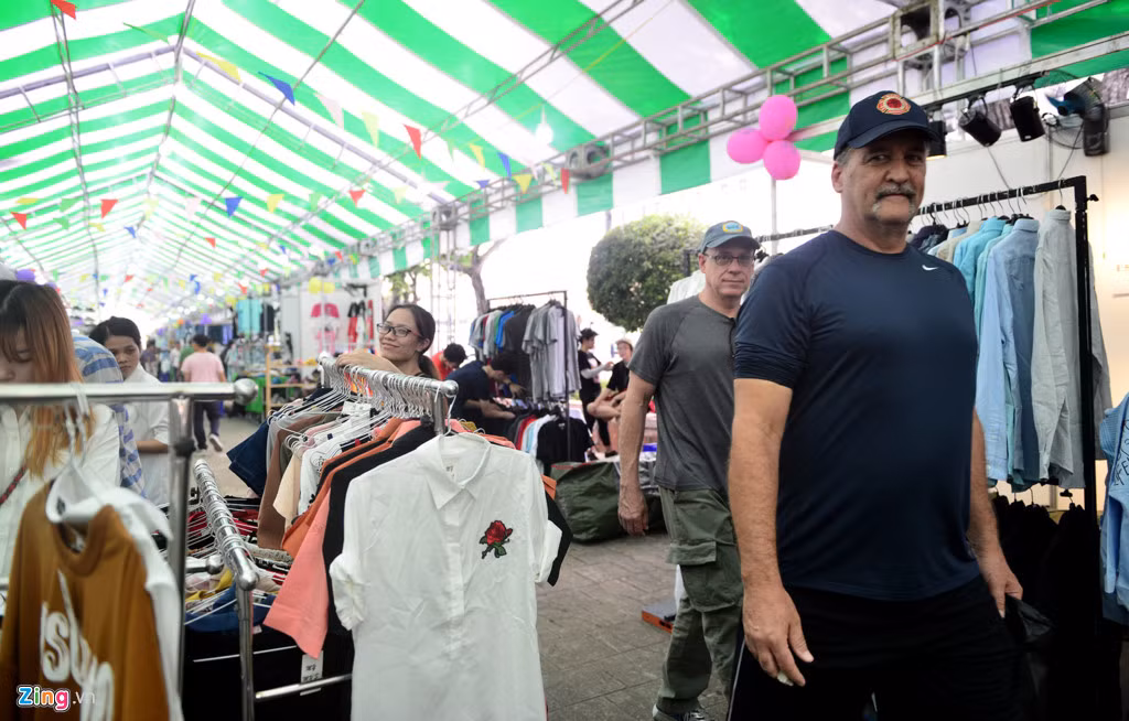 Chợ nằm tại công viên Bến Bạch Đằng, ngay trung tâm thành phố, gần phố đi bộ Nguyễn Huệ,... nên thu hút đông khách du lịch, nhất là khách nước ngoài ghé tham quan, mua sắm.