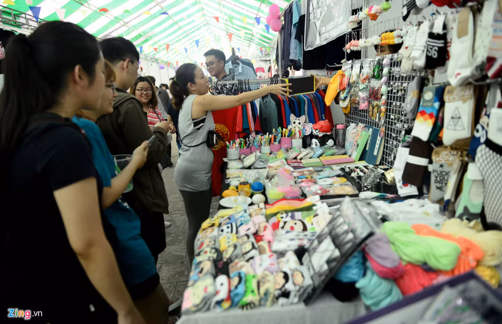 Chợ phiên mang tên SaiGon Central Market với hơn 100 gian hàng được chia làm nhiều khu vực phục vụ khách vui chơi, mua sắm như khu ẩm thực, khu thời trang, khu vui chơi giải trí v.v..