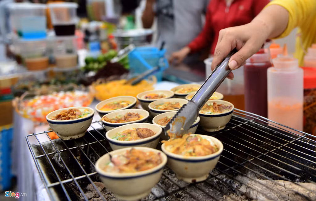 Các món ăn được chế biến, nấu nướng nóng hổi ngay tại các quầy ẩn thực.