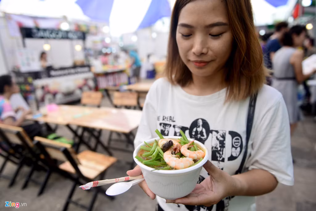 Khách tham quan có thể dùng ngay tại bàn hoặc mang đi.