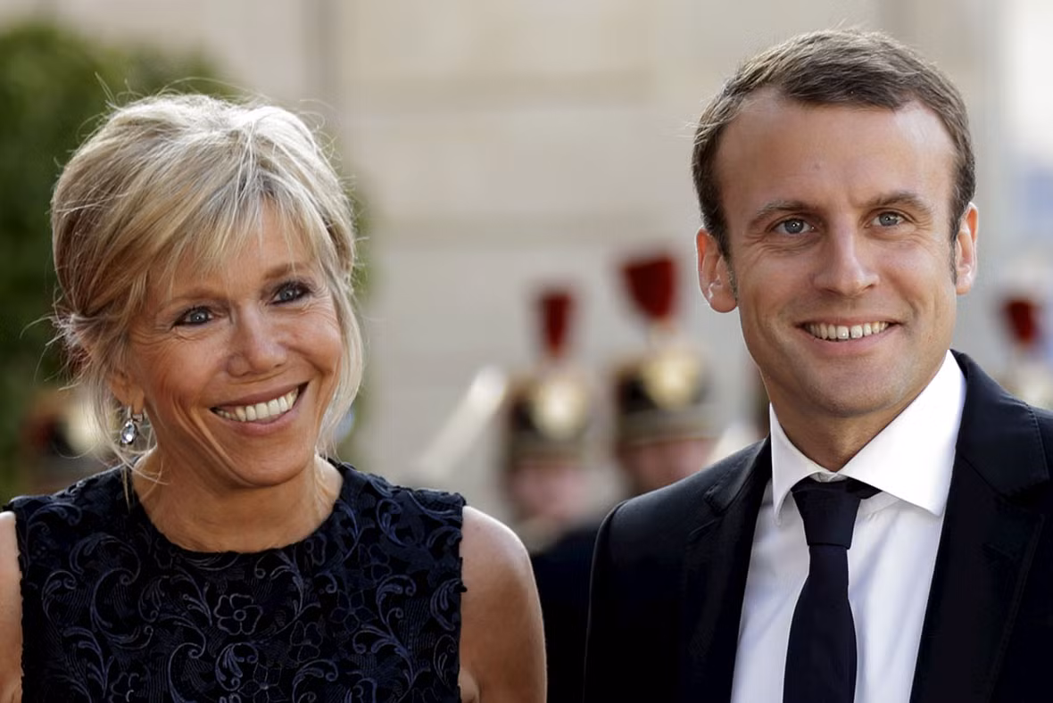  Đối mặt với sự ngăn cấm từ gia đình Macron. Sau khi biết về mối quan hệ giữa con trai và cô giáo, bố mẹ ông Macron đã yêu cầu bà Trogneux không được đến gần con trai minh khi cậu chưa đủ 18 tuổi. Bà Trogneux đáp lại rằng: "Tôi không thể hứa hẹn điều gì cả". Cha mẹ Macron cố chia cắt hai người bằng cách gửi Macron đi Paris học, nhưng hai người vẫn liên lạc với nhau qua thư từ. Ảnh: IBTimes UK.