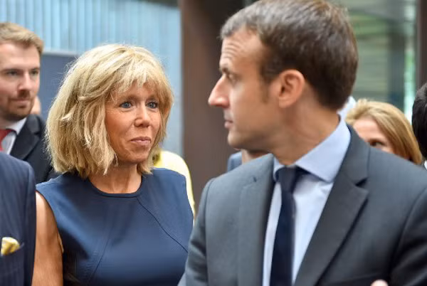  Quyết định không sinh con. Trong một cuộc phỏng vấn vào tháng 4, ông Macron nói rằng ông và vợ mình đã quyết định không sinh con vì sự chênh lệch tuổi tác. Ảnh: The Local.