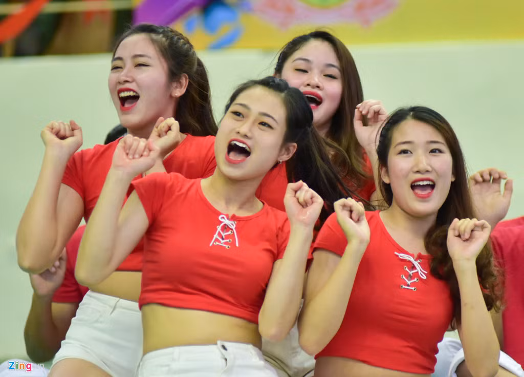 Mỗi đội tham gia hai phần thi bắt buộc là nhảy dân vũ (từ 5 đến 7 phút) và nhảy cổ động (từ 3 đến 5 phút).