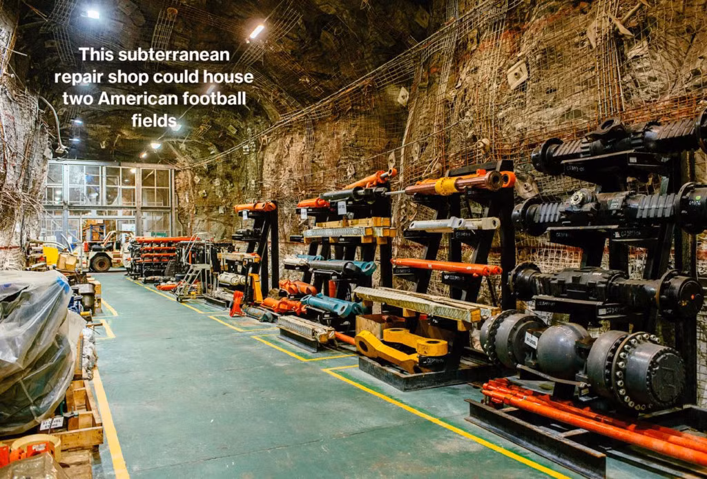 Phụ tùng máy móc hạng nặng được xếp trong một khu xưởng nằm sâu 2,6 km dưới lòng đất, rộng 11.500 m2.