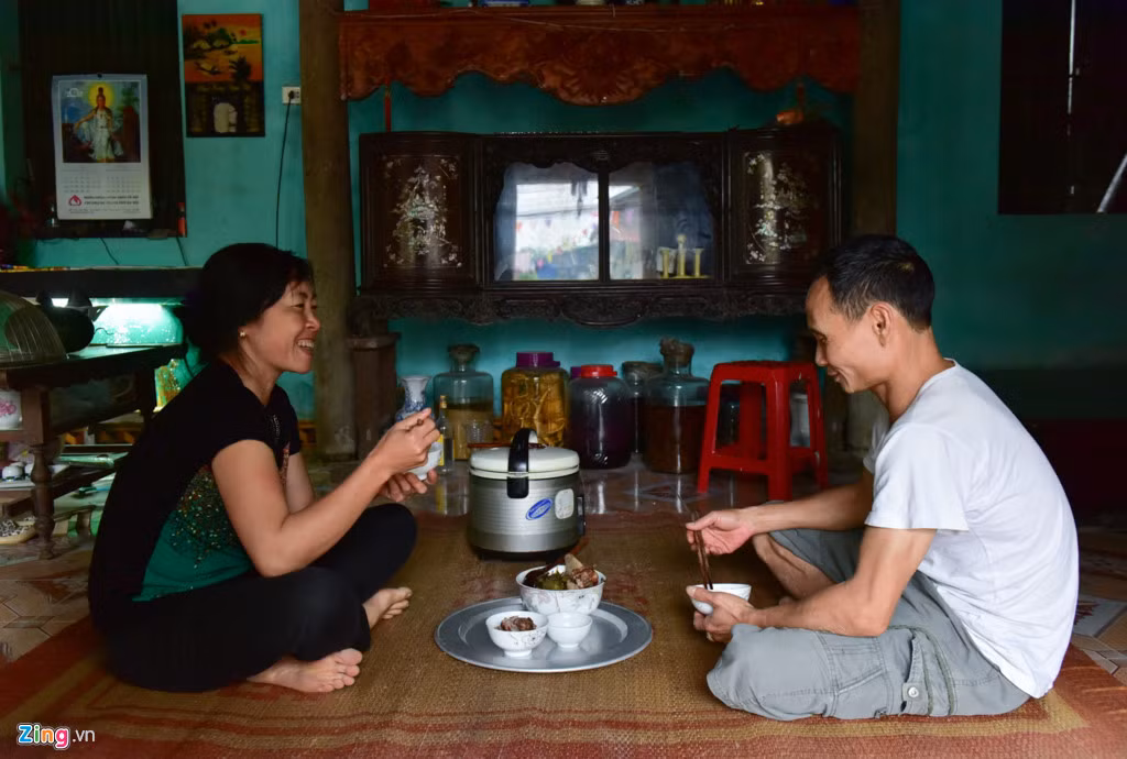 Các gia đình hôm nay ăn bữa cơm vui vẻ. Nhiều ngày qua, người dân ăn không ngon, ngủ không yên, có người sụt đến mấy kg.