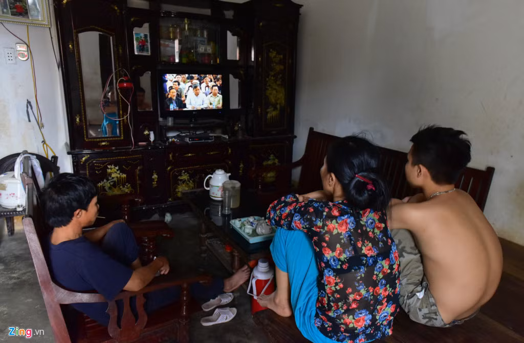 Nhà anh Tâm, chị Luân ngồi xem lại hình ảnh trong cuộc gặp gỡ giữa ông Nguyễn Đức Chung với nhân dân Đồng Tâm. Anh chị rất phấn khởi sau thành quả của cuộc tiếp xúc này và hy vọng mọi chuyện sẽ rõ trắng đen sau 45 ngày thanh tra.