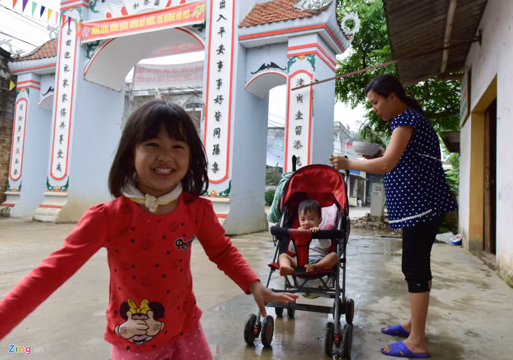 Cổng thôn Hoành, nơi cao điểm canh giữ những ngày trước, nay trở lại nhịp sống bình yên.