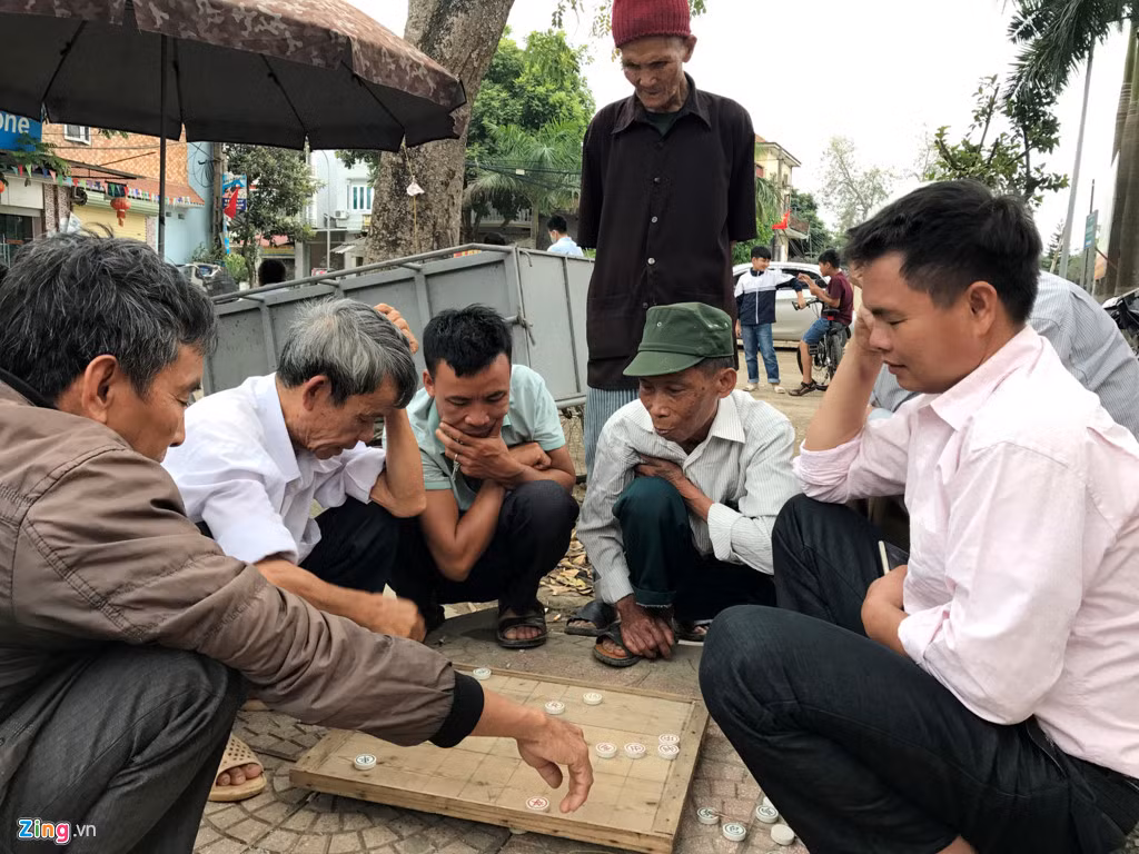 Những người đàn ông vừa mới căng thẳng vào sáng 22/4, nay đã thoải mái ngồi chơi cờ, việc mà họ không nghĩ đến suốt 8 ngày qua.