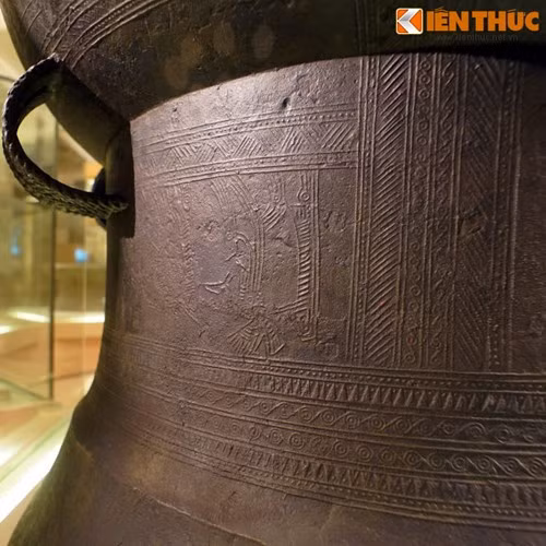 Nét đặc sắc nhất của trống đồng Ngọc Lũ I là hệ thống hoa văn hết sức phong phú, được chia làm hai loại là hoa văn hình học và hoa văn người, động vật và đồ vật.