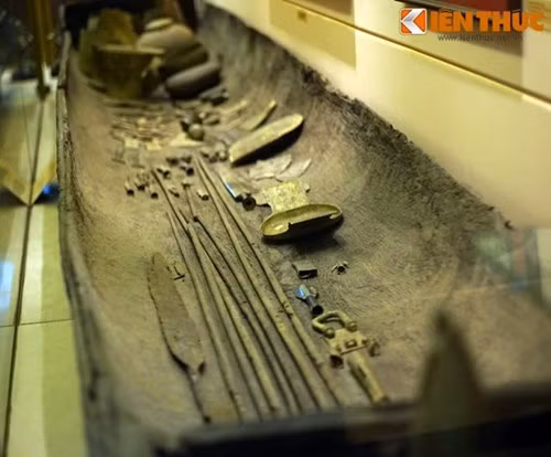 Điều đặc biệt của mộ thuyền Việt Khê là bên trong mộ chứa 107 đồ tùy táng gồm chủ yếu là đồ đồng, một số là đồ gỗ và đồ da có sơn. Đây là kỷ lục về số lượng đồ tùy táng trong một ngôi mộ Đông Sơn, thể hiện đây là ngôi mộ của một nhân vật có thế lực trong xã hội lúc đó.