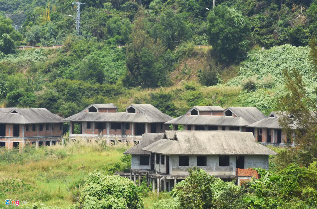 Dọc con đường phía đông bán đảo là dự án của Công ty cổ phần đầu tư Đà Nẵng Sơn Trà, với phần diện tích đất bao trọn một phần thung lũng, được quy hoạch là khu biệt thự, khách sạn, thể thao... nằm ngay sát biển.