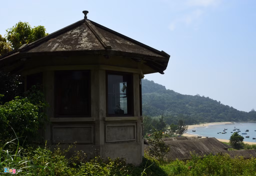 Lãnh đạo UBND phường Thọ Quang (quận Sơn Trà) cho biết hiện các cơ quan chức năng đang rà soát lại tất cả các dự án xây dựng trái phép, công trình bỏ hoang ở bán đảo Sơn Trà để báo cáo cấp trên xem xét, giải quyết.