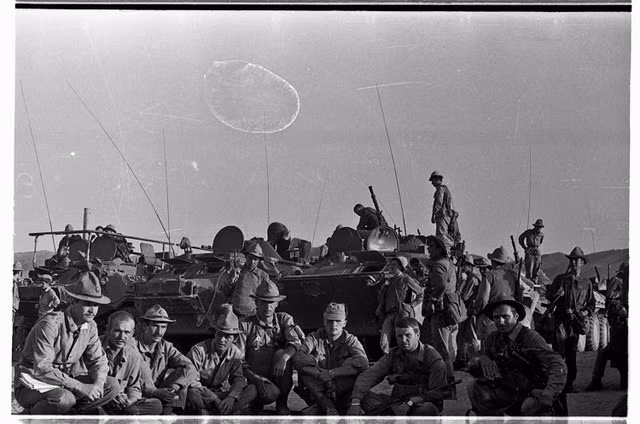 Binh sĩ Liên Xô ở Afghanistan mùa hè năm 1983. Cuộc chiến tranh Afghanistan diễn ra từ năm 1979 - 1989 đã khiến 10.000 quân nhân Liên Xô thiệt mạng và được coi là một trong những nguyên nhân chính dẫn đến sự sụp đổ của Liên Xô vào năm 1991. Ảnh: Nikolai Prokopchuk.