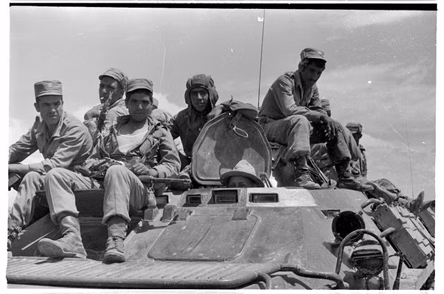 Quân chính phủ Afghanistan trên xe bọc thép do Liên Xô cung cấp, 1983. Ảnh: Nikolai Prokopchuk.