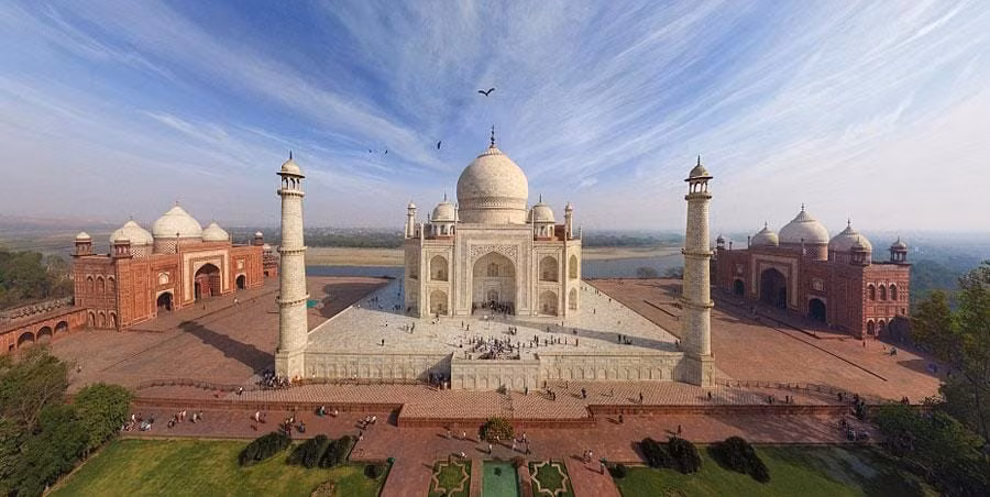 Đền Taj Mahal nằm ở Agra, Ấn Độ, là món quà tình yêu mà Hoàng đế Mogon Shah Jahan xây dựng dành cho hoàng hậu Mumtaz Mahal khi bà qua đời. Đền được xây dựng bằng đá cẩm thạch (1631-1653), mang vẻ đẹp hài hòa của sự kết hợp giữa phong cách kiến trúc Ba Tư, Thổ Nhĩ Kỳ, Ấn Độ, Hồi giáo. Ảnh: Caters News Agency.