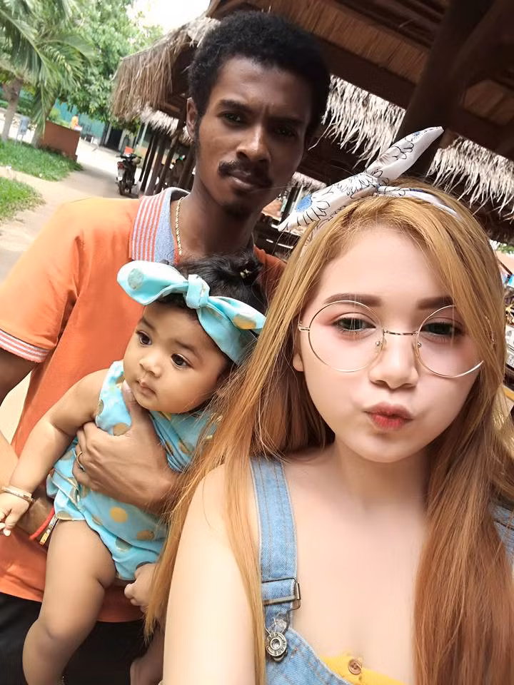 Chang trai den nhem co vo hot girl: Toi ngheo, co ay giau-Hinh-2