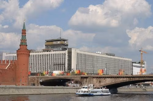 Về mặt kiến trúc, khách sạn Nước Nga mang phong cách hiện đại của Liên Xô với một khối nhà khổng lồ hình chữ nhật và với tòa tháp cao 21 tầng ở giữa. Ảnh: Liveinternet.ru.