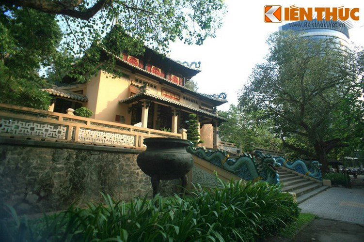 Đền được xây dựng năm 1926 với tên gọi ban đầu là đền Kỷ niệm, để tưởng niệm những người Việt tử trận trong Thế chiến thứ nhất. Sau năm 1954, đền được đổi tên là đền Quốc Tổ Hùng Vương. Từ năm 1975, đền mang tên là đền thờ Vua Hùng.