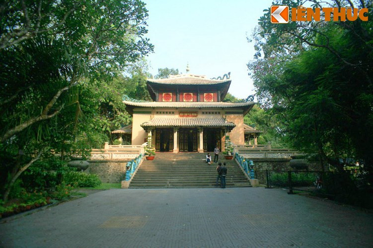 2. Nằm đối diện với Bảo tàng Lịch sử Việt Nam trong khuôn viên của Thảo Cầm Viên, đền thờ vua Hùng có tuổi đời gần một thế kỷ, là một trong những ngôi đền nổi tiếng nhất của Sài Gòn.