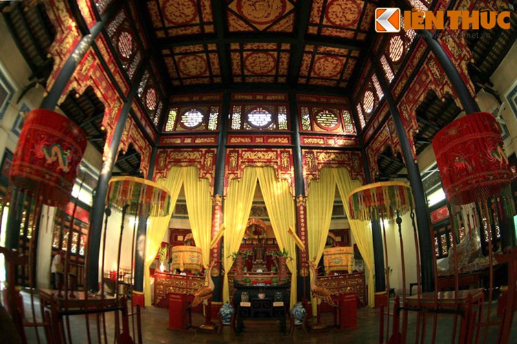 Ở trung tâm chính điện đặt ngai thờ vua Hùng. Ngoài ra, nơi đây còn có bài vị thờ tổ tiên, bách tính, lương thần và danh tướng... Ngày Giỗ Tổ Hùng Vương mùng 10/3 Âm lịch hàng năm, đền đều tổ chức lễ giỗ trọng thể để ghi nhớ công ơn dựng nước Việt của các Vua Hùng.