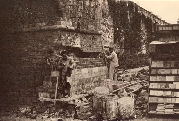 Công nhân người Hoa sửa bức tường có từ thời Sa hoàng, ngăn cách khu Phố Tàu với phần còn lại của Moscow. Bức tường này đã được dỡ bỏ sau vài năm. Ảnh: Englishrussia.