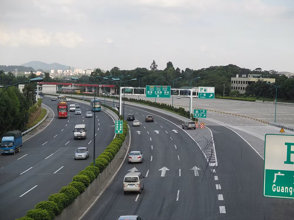  Phải có một lộ trình lâu dài. Việc cấm xe máy không thể thực hiện trong một sớm một chiều mà phải có một lộ trình lâu dài. Lệnh cấm xe máy bằng một lộ trình hơn 10 năm của thành phố Quảng Châu là mô hình nên được tham khảo. Ảnh: NWS Holdings Limited