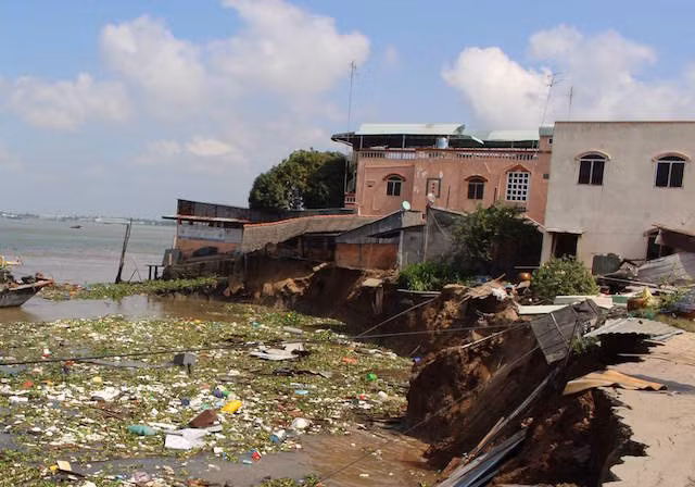 Dan thao chay khi hang loat nha sup xuong song o mien Tay