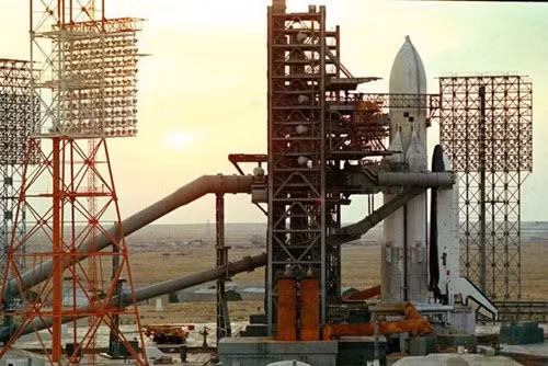 Sau chuyến bay vào vũ trụ đầu tiên của Buran, báo chí Liên Xô hứa hẹn nhiều về một kỷ nguyên mới trong lĩnh vực thám hiểm không gian. Ảnh: Englishrussia.com