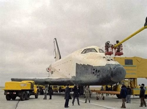 Con tàu đã bay quanh Trái Đất hai lần trong 206 phút trước khi quay về, trình diễn một màn tự động hạ cánh ấn tượng ở trên đường băng sân bay vũ trụ Baikonur. Ảnh: Englishrussia.com