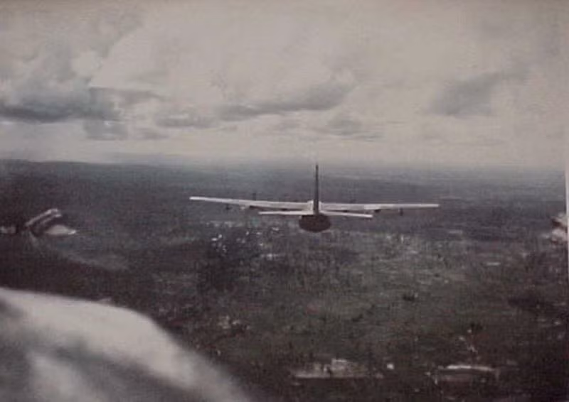 Một cách thức tác chiến hóa học khác của quân Mỹ trong chiến tranh Việt Nam là gây ra những cơn mưa nhân tạo dẫn đến lũ lụt, lở đất nhằm cản trở hoạt động của bộ đội Giải phóng trên đường mòn Hồ Chí Minh. Ảnh: Paleofuture - Gizmodo.