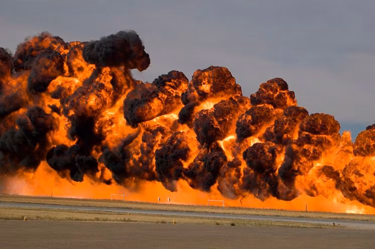 Napalm là tên gọi của các loại chất lỏng dễ bắt cháy được sử dụng trong chiến tranh, thường là xăng được làm đông đặc, cháy với nhiệt độ rất cao, có thể bám dính vào da người và cháy được cả ở dưới nước. Ảnh: Tampa Bay Times.