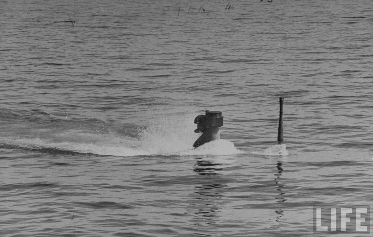 Một phương án đặt ra để tàu ngầm có thể vừa lặn, vừa di chuyển được với tốc độ cao, khoảng cách lớn đó là lặn với ống thông hơi. Ống thông hơi này cho phép động cơ điện diesel trên tàu hoạt động được đồng thời ngay khi tàu lặn nhưng nhược điểm là tàu không thể lặn sâu được. Nguồn ảnh: Life.