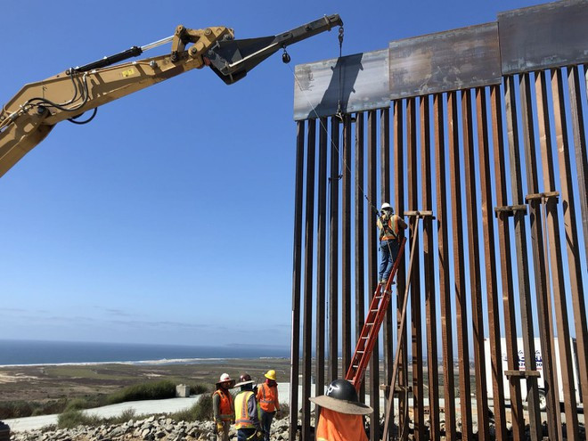 Nguoi nhap cu cua hang rao thep o bien gioi de vao My