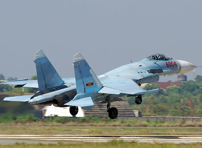 Điều đáng nói đó là cả Su-27 và Su-30 đều sử dụng chung một loại động cơ là AL-31F. Vậy nên, kiểu dáng thiết kế khí động học chính là thứ "ăn tiền" đã giúp Su-27 cho Su-30 "ngửi khói" trên không. Nguồn ảnh: KQVN.
