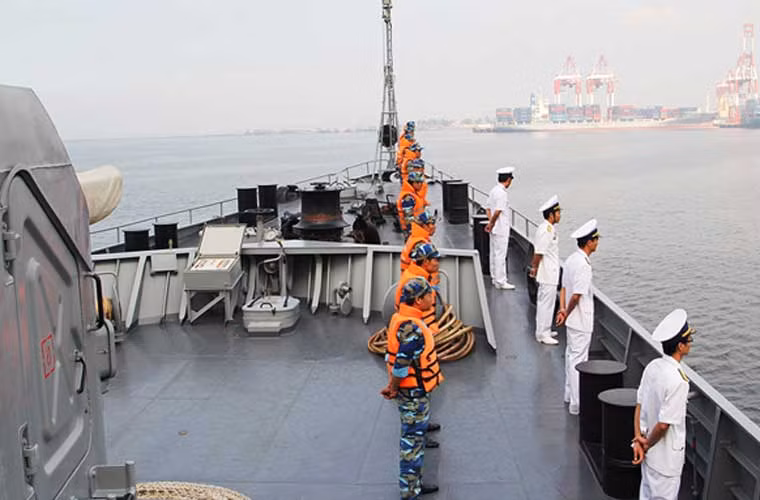 Thủy thủ - sĩ quan tàu hộ vệ tên lửa HQ-011 Đinh Tiên Hoàng chào cảng trong chuyến thăm Philippines. Như vậy, sau gần một tháng vượt hàng nghìn hải lý, biên đội tàu chiến Gepard 3.9 HQ-011 Đinh Tiên Hoàng và HQ-012 Lý Thái Tổ của Hải quân Nhân dân Việt Nam đã hoàn thành tốt đẹp chuyến thăm 3 nước Đông Nam Á.