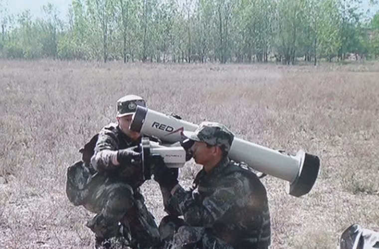 Sau khi công khai không lâu, tuần qua truyền thông Trung Quốc đăng tải các hình ảnh cho thấy nước này bắt đầu thử nghiệm trên thực địa tổ hợp tên lửa chống tăng vác vai thế hệ mới HJ-12 được cho là sao chép mẫu tên lửa Javelin của Mỹ. Thực vậy, kết cấu tổ hợp, tư thế chuẩn bị bắn của HJ-12 giống hết thao tác với Javelin.