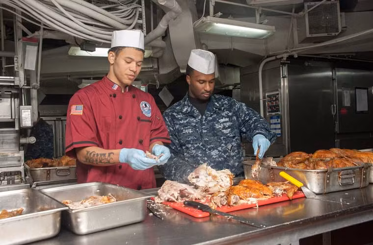 Các đầu bếp trên tàu sân bay USS George Washington (CVN-73) đang chuẩn bị bữa thịt gà tây cho thủy thủ trong ngày Lễ Tạ ơn, 27/11.