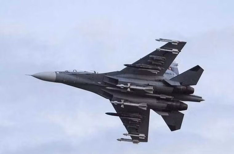 Su-30MK2 của Không quân Venezuela trong một cuộc diễn tập mang đầy đủ vũ khí gồm: 4 đạn đối không tầm ngắn R-73E; 2 đạn đối không tầm trung R-27 (treo dưới 2 ống hút không khí động cơ); 2 đạn đối không tầm xa R-77 (treo dọc dưới bụng); 4 bom và 2 tên lửa diệt hạm Kh-31A.
