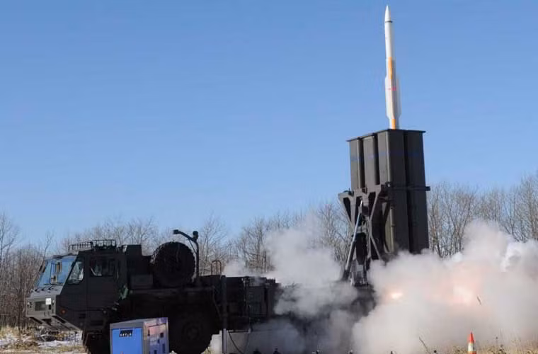 Đạn tên lửa của hệ thống phòng không Type 03 Chu-SAM thuộc Lực lượng Phòng vệ Nhật Bản (JSDF) đang từ từ rời bệ phóng đứng. “Rồng lửa” Type 03 do Nhật Bản tự phát triển, không có nhiều thông tin về tính năng kĩ thuật của nó, một số nguồn tin cho rằng Type 03 có tầm bắn khoảng 50km.