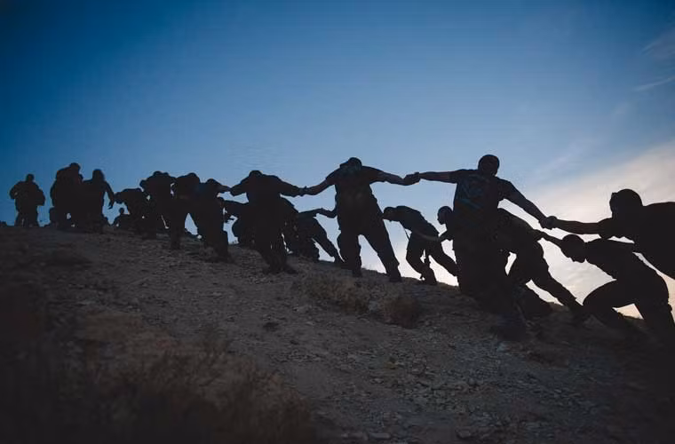 Binh lính Israel trong bài tập leo núi mang tính đồng đội rất cao.